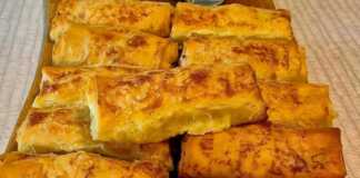 Χρυσαφένιες Τυρόπιτες με Καπνιστή Γαλοπούλα και Κασέρι, σε ταψί, έτοιμες να σερβιριστούν