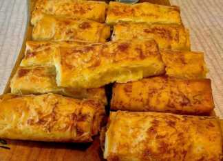 Χρυσαφένιες Τυρόπιτες με Καπνιστή Γαλοπούλα και Κασέρι, σε ταψί, έτοιμες να σερβιριστούν