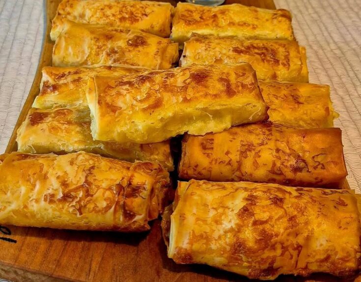 Χρυσαφένιες Τυρόπιτες με Καπνιστή Γαλοπούλα και Κασέρι, σε ταψί, έτοιμες να σερβιριστούν