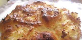 Αφράτο Τυρόψωμο με φέτα, φρεσκοψημένο σε ταψί, έτοιμο για απόλαυση.