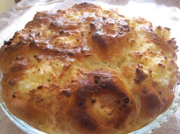 Αφράτο Τυρόψωμο με φέτα, φρεσκοψημένο σε ταψί, έτοιμο για απόλαυση.