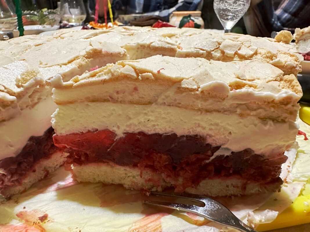 torta fraoula maregka Κομμάτι από Αέρινη Τούρτα με Φράουλες και Μαρέγκα, που αναδεικνύει τις στρώσεις της μπισκοτένιας βάσης, του ζελέ, της κρέμας και της μαρέγκας