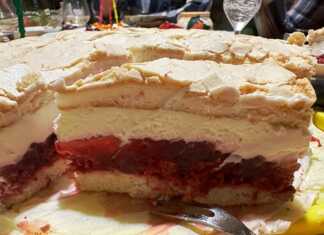 Κομμάτι από Αέρινη Τούρτα με Φράουλες και Μαρέγκα, που αναδεικνύει τις στρώσεις της μπισκοτένιας βάσης, του ζελέ, της κρέμας και της μαρέγκας