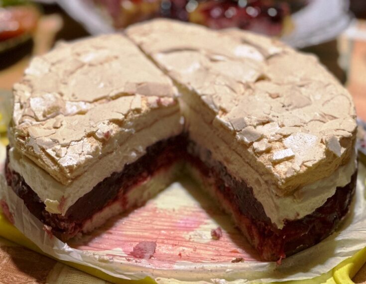 Αέρινη Τούρτα με Φράουλες και Μαρέγκα