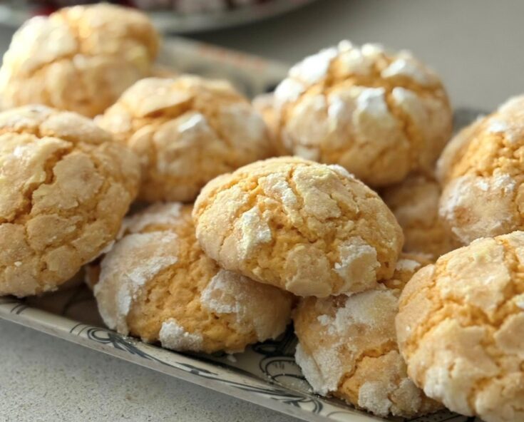 Αφράτα, χρυσαφένια μπισκότα πορτοκαλιού σε δίσκο, με φέτες πορτοκαλιού