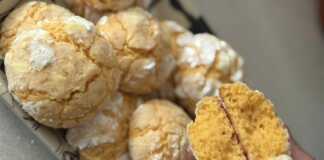 Αφράτα, χρυσαφένια μπισκότα πορτοκαλιού σε δίσκο, με φέτες πορτοκαλιού