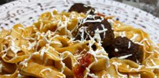 Πιατο με λαχταριστες Χυλοπίτες με Κεφτεδάκια σε πλουσια κοκκινη σαλτσα, πασπαλισμενο με τυρι ή μαιντανο.