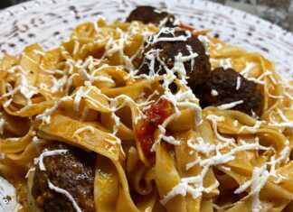 Πιατο με λαχταριστες Χυλοπίτες με Κεφτεδάκια σε πλουσια κοκκινη σαλτσα, πασπαλισμενο με τυρι ή μαιντανο.