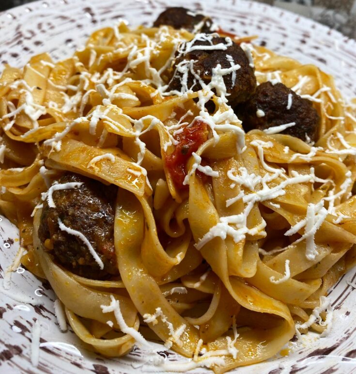 Πιατο με λαχταριστες Χυλοπίτες με Κεφτεδάκια σε πλουσια κοκκινη σαλτσα, πασπαλισμενο με τυρι ή μαιντανο.