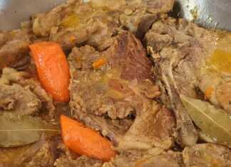 Χοιρινές μπριζόλες και χοντροκομμένα λαχανικά να σιγοβράζουν σε κατσαρόλα, μέσα στην αρωματική σάλτσα.