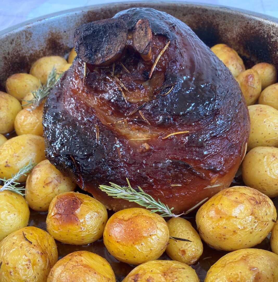 xoirino kotsi me patates μελωμένο χοιρινό κότσι, χοιρινό κότσι φούρνου, συνταγή χοιρινό, χοιρινό με πατάτες, γιορτινό τραπέζι