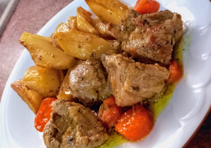 Χοιρινό κρασάτο με πατάτες φούρνου