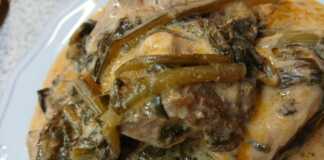 Πιάτο με χοιρινό κρέας με ραδίκια αυγολέμονο και πλούσια σάλτσα, σερβιρισμένο ζεστό.