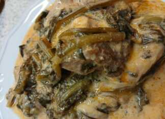 Πιάτο με χοιρινό κρέας με ραδίκια αυγολέμονο και πλούσια σάλτσα, σερβιρισμένο ζεστό.