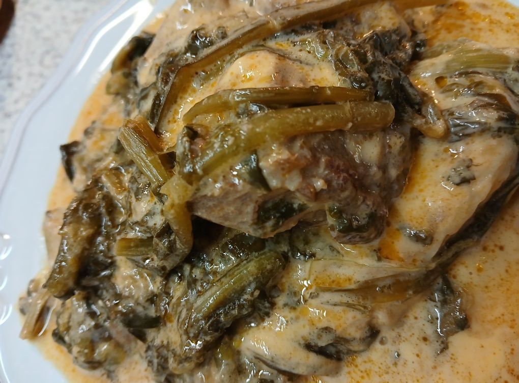 xoirino me radikia Πιάτο με χοιρινό κρέας με ραδίκια αυγολέμονο και πλούσια σάλτσα, σερβιρισμένο ζεστό.