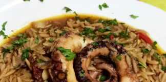 Ζεστό χταποδάκι με κριθαράκι σε πιάτο, γαρνιρισμένο με φρέσκο μαϊντανό