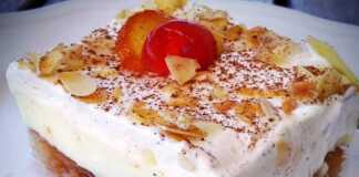 Κομμάτι από εκμέκ φρυγανιά, με ορατά τα στρώματα και τη γαρνιτούρα αμυγδάλου και γλυκού του κουταλιού.