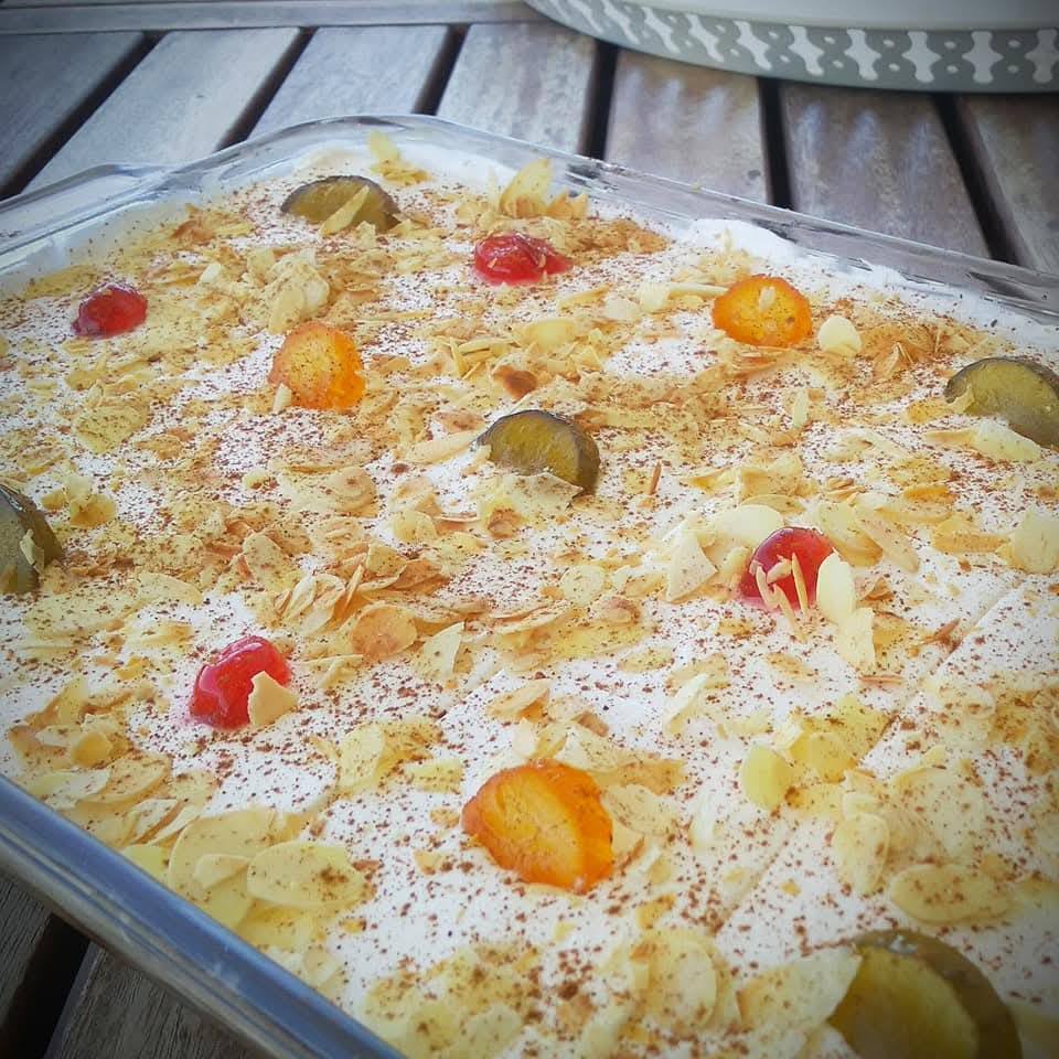 Αυθεντική Ζακυνθινή φρυγανιά με στρώσεις σιροπιασμένης φρυγανιάς, κρέμας και σαντιγί, πασπαλισμένη με κανέλα.