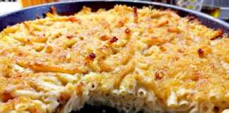 Ταψί με λαχταριστά Ζυμαρικά με Τυριά και Κρούστα Ψωμιού, φρεσκοψημένα και ροδοκοκκινισμένα