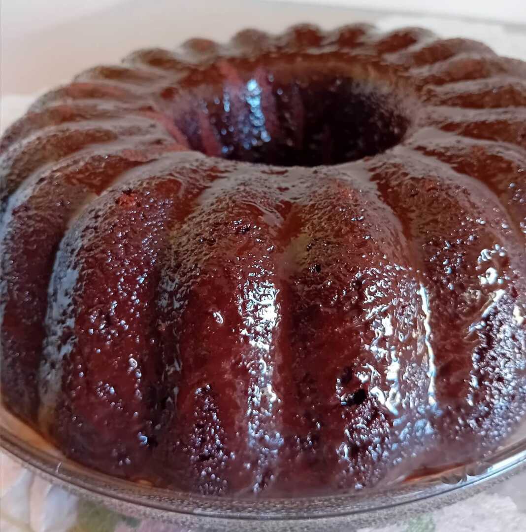 Ένα ολόκληρο Υγρό κέικ σοκολάτας, περιχυμένο με γυαλιστερή σοκολάτα γκανάς