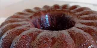 Υγρό Κέικ Σοκολάτας: Το Απόλυτο Γλυκό για τους Λάτρεις της Σοκολάτας! Ένα ολόκληρο Υγρό κέικ σοκολάτας, περιχυμένο με γυαλιστερή σοκολάτα γκανάς