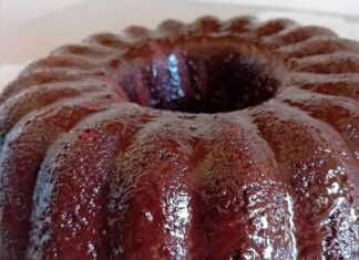 Ένα ολόκληρο Υγρό κέικ σοκολάτας, περιχυμένο με γυαλιστερή σοκολάτα γκανάς