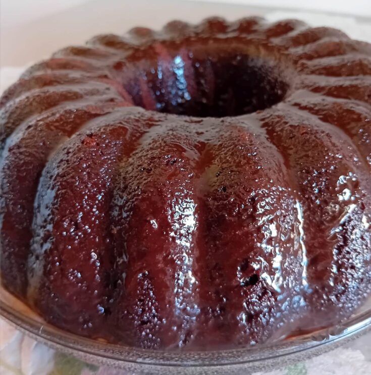 Ένα ολόκληρο Υγρό κέικ σοκολάτας, περιχυμένο με γυαλιστερή σοκολάτα γκανάς