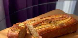 Ένα ολόκληρο κέικ μπανάνας, φρεσκοψημένο, με μια μπανάνα κομμένη στη μέση από πάνω