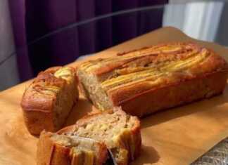 Ένα ολόκληρο κέικ μπανάνας, φρεσκοψημένο, με μια μπανάνα κομμένη στη μέση από πάνω