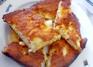 Κομμένο κουρκούτο με κεφίρ που φαίνεται η εσωτερική, αφράτη υφή του