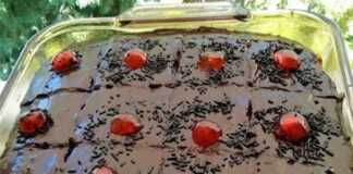 Ένα ολόκληρο Μυρμηγκάτο σε ταψί, καλυμμένο με κρέμα σοκολάτας και πασπαλισμένο με τρούφα