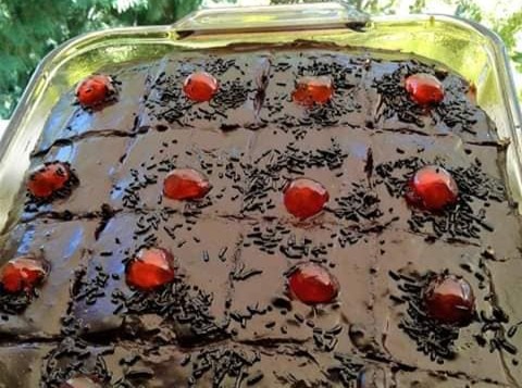 Mirmiggato Ένα ολόκληρο Μυρμηγκάτο σε ταψί, καλυμμένο με κρέμα σοκολάτας και πασπαλισμένο με τρούφα