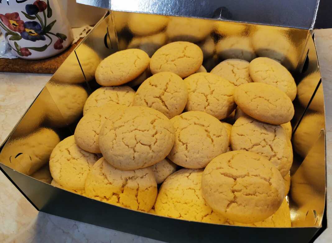 Mpiskota lemoni Κοντινό πλάνο σε ένα μπισκότο λεμονιού, που φαίνεται η τραγανή υφή του