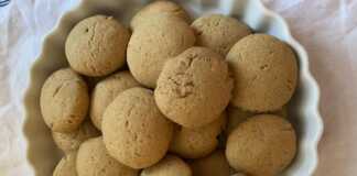 Αφράτα μπισκότα, σερβιρισμένα σε μια πιατέλα.