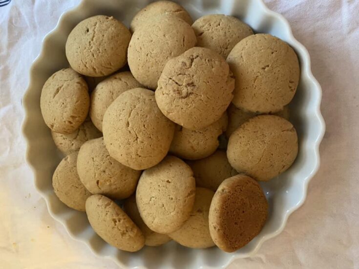 Αφράτα μπισκότα, σερβιρισμένα σε μια πιατέλα.