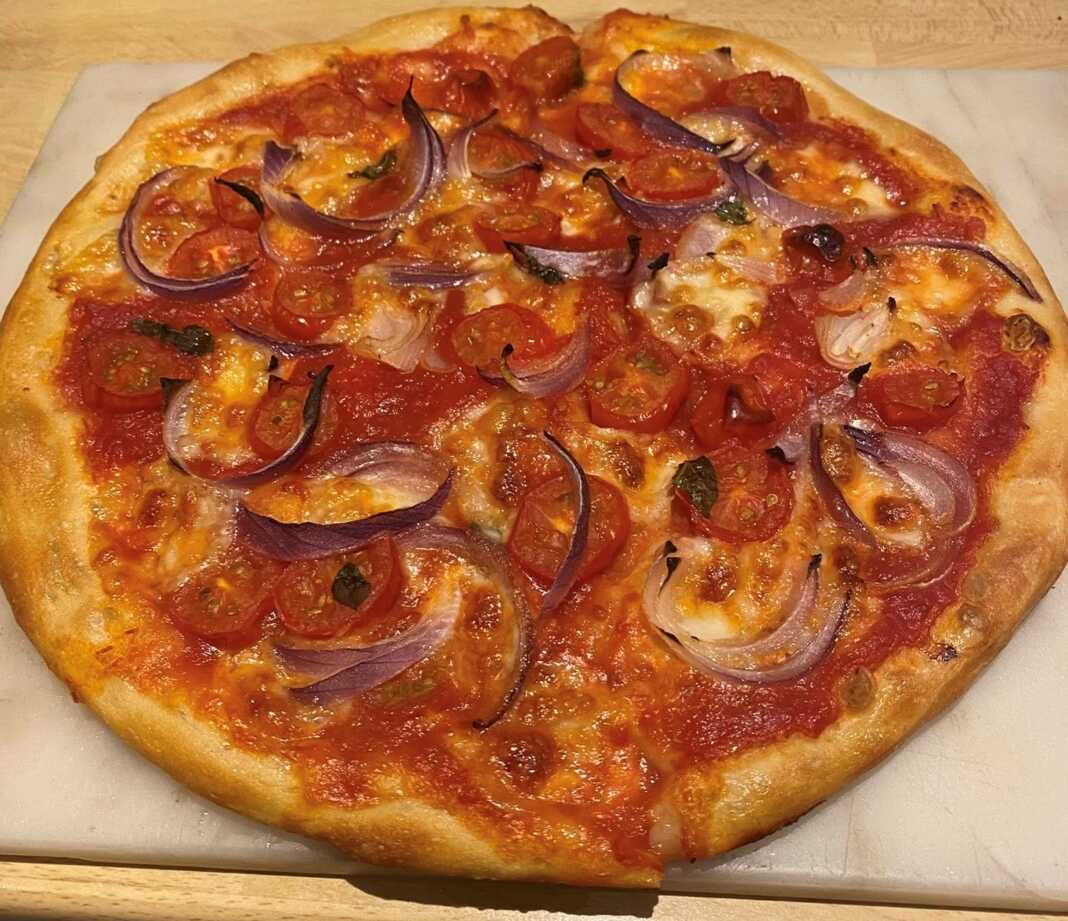 Μια σπιτική πίτσα με την εύκολη ζύμη,