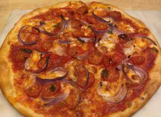 Μια σπιτική πίτσα με την εύκολη ζύμη,