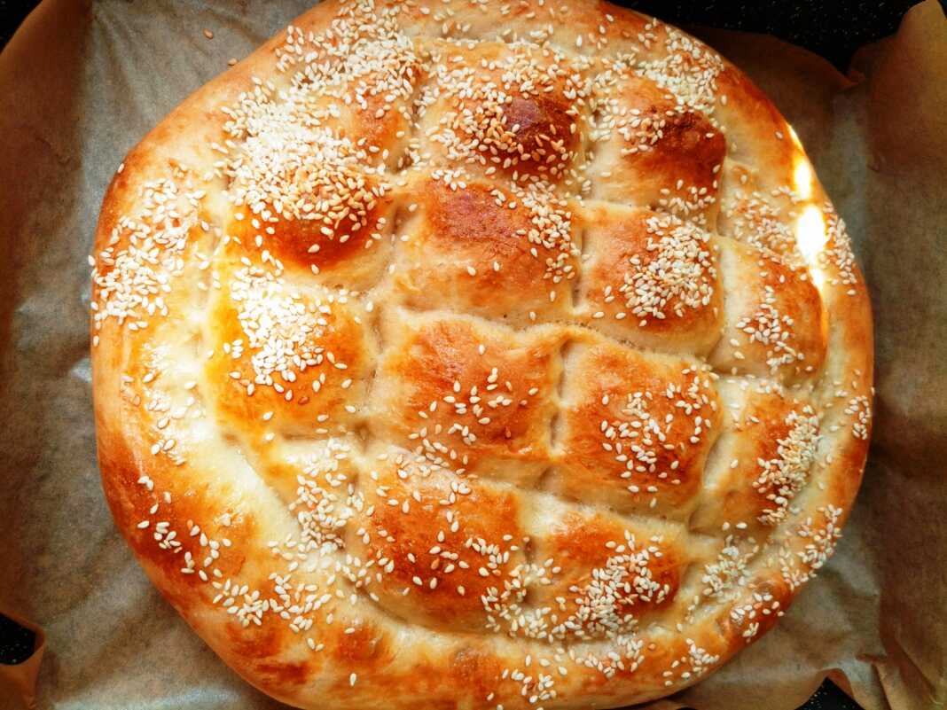 armeniko psomi Ένα ολόκληρο αφράτο αρμένικο ψωμί με χρυσαφένια κρούστα και το χαρακτηριστικό σχέδιο με ρόμβους