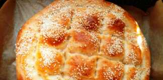 Ένα ολόκληρο αφράτο αρμένικο ψωμί με χρυσαφένια κρούστα και το χαρακτηριστικό σχέδιο με ρόμβους