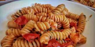 Βίδες με γαρίδες, ντομάτα και βασιλικό: Το απόλυτο καλοκαιρινό πιάτο! Ένα πιάτο με βίδες με γαρίδες, ντοματίνια και φρέσκο βασιλικό, έτοιμο για σερβίρισμα