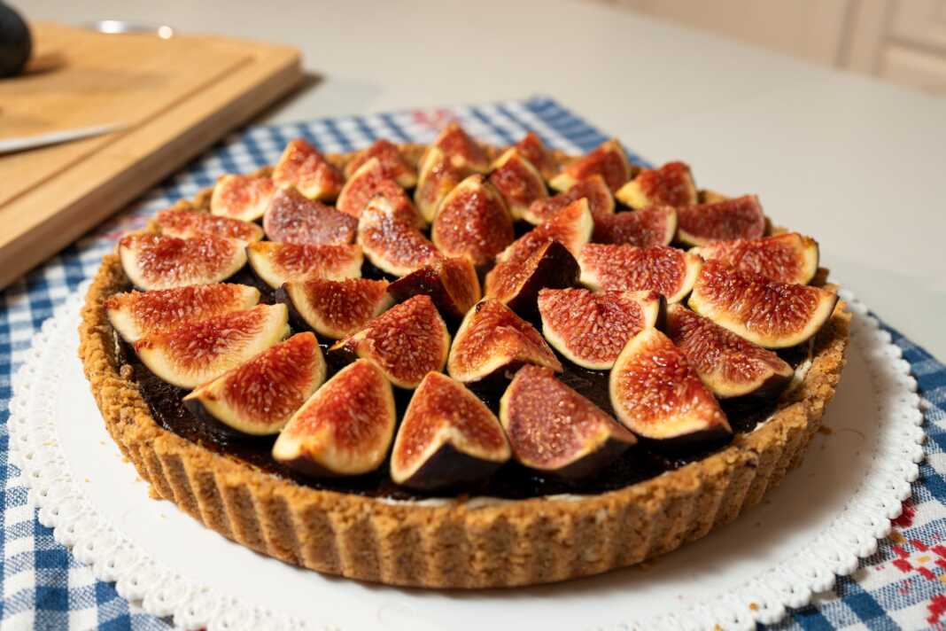 cheese cake fig Ένα ολόκληρο τσιζκέικ με σύκα, σε πιατέλα, με φρέσκα σύκα και μαρμελάδα σύκο από πάνω