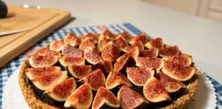 Ένα ολόκληρο τσιζκέικ με σύκα, σε πιατέλα, με φρέσκα σύκα και μαρμελάδα σύκο από πάνω