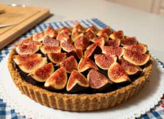 Ένα ολόκληρο τσιζκέικ με σύκα, σε πιατέλα, με φρέσκα σύκα και μαρμελάδα σύκο από πάνω