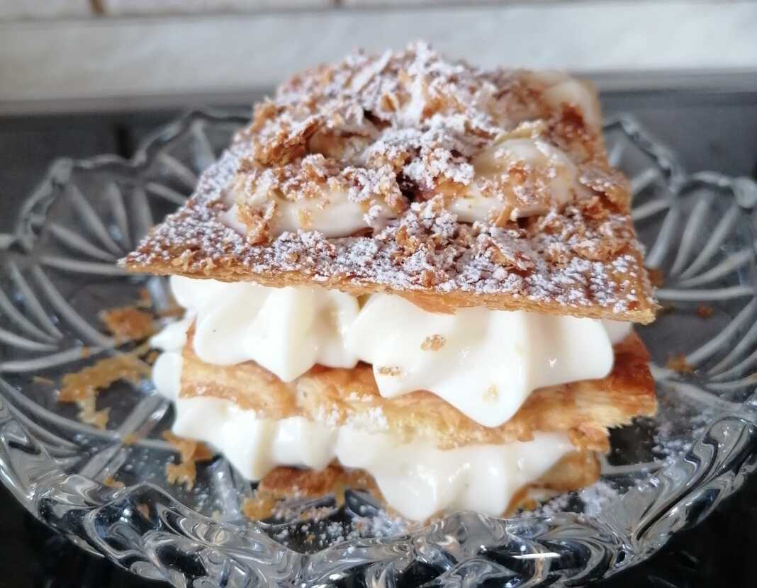 efkolo milfeig1 Κομμένο κομμάτι από το Μιλφέιγ, που αναδεικνύει τις τραγανές στρώσεις και τη βελούδινη κρέμα.