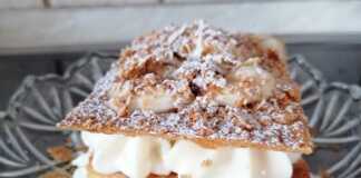 Μιλφέιγ: Η καλύτερη συνταγή για το γαλλικό γλυκό! Κομμένο κομμάτι από το Μιλφέιγ, που αναδεικνύει τις τραγανές στρώσεις και τη βελούδινη κρέμα.