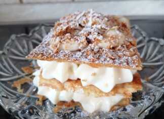 Κομμένο κομμάτι από το Μιλφέιγ, που αναδεικνύει τις τραγανές στρώσεις και τη βελούδινη κρέμα.