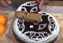 Μια ολόκληρη Φανουρόπιτα, πασπαλισμένη με ζάχαρη άχνη σε σχήμα σεμεδάκι, σερβιρισμένη σε πιατέλα