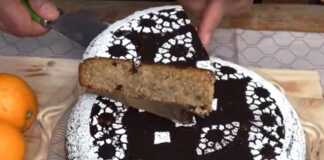 Μια ολόκληρη Φανουρόπιτα, πασπαλισμένη με ζάχαρη άχνη σε σχήμα σεμεδάκι, σερβιρισμένη σε πιατέλα