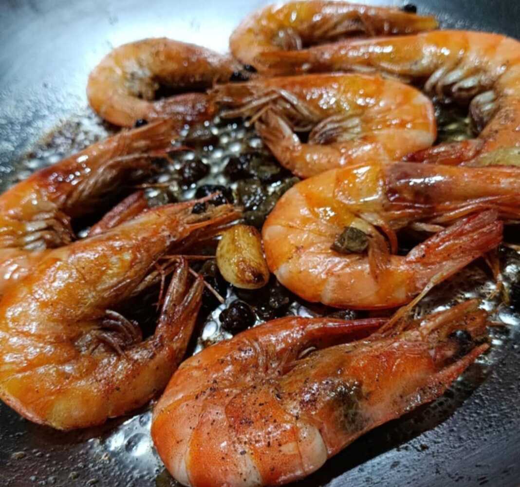 garides sote Γαρίδες σοτέ με κάπαρη και σκόρδο σερβιρισμένες σε ένα πιάτο, με φρέσκο μαϊντανό