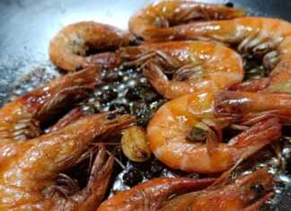 Γαρίδες σοτέ με κάπαρη και σκόρδο σερβιρισμένες σε ένα πιάτο, με φρέσκο μαϊντανό